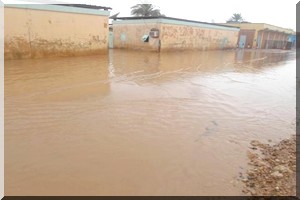 La pluie coupe la route Zouerate – Bir Moghrein et démolit des bâtiments de la cite minière