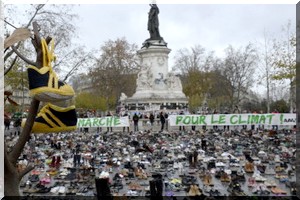 Privés de marche pour le climat avant la COP21, ils recouvrent la place de la République de chaussures