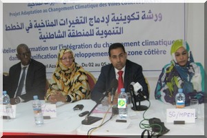 Début d'une session de formation en matière d'intégration de la dimension du changement climatique dans les plans de développement de la zone côtière [Vidéo]