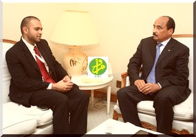 Ould Abdel Aziz offre un Saint Coran édité en Mauritanie au représentant spécial d’Obama