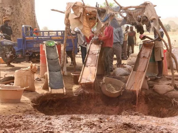 Au Sénégal, au Mali ou en RDC, comment les mines d'or artisanales provoquent-elles des pollutions au mercure?
