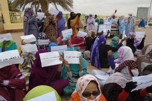 Atar : Les manifestants en colère bloquent le passage du Wali et lui expriment leur raz-le-bol (vidéo)