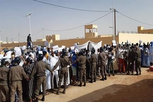Akjoujt : le mouvement des jeunes manifeste pour l’eau et l’électricité